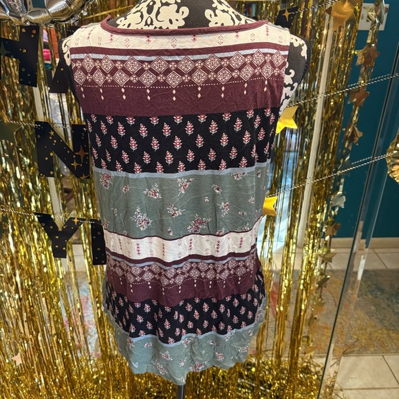 Maurices * EUC 24/7 Maroon and White Patterned Tank Top Tee EUC Medium M Floral - Picture 4 of 8